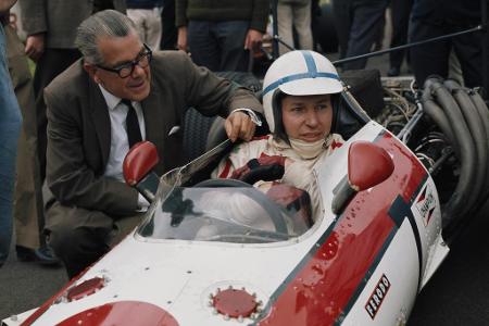 In einem echten Thriller setzt sich der 2017 verstorbene John Surtees in der WM 1964 mit einem Punkt Vorsprung vor Graham Hi...