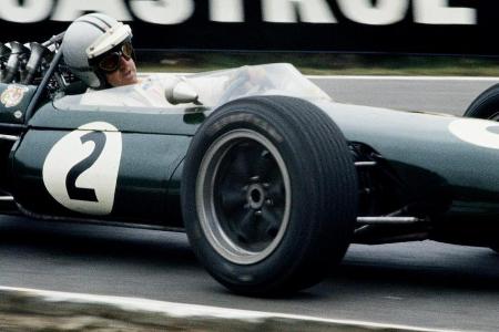 112 Mal startet der Neuseeländer in der Formel 1. Acht Siege holt Hulme insgesamt - zwei davon im Jahr 1967, in dem er sich ...
