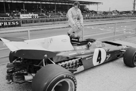 Die britische Rennfahrer-Legende Jackie Stewart gewinnt in der Saison 1969 fünf der ersten sechs Rennen. Diesen Vorsprung br...