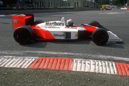 Der beste französische Formel-1-Pilot aller Zeiten ist in seinem McLaren-TAG-Porsche 1985 der Mann, der das Feld hinter sich...