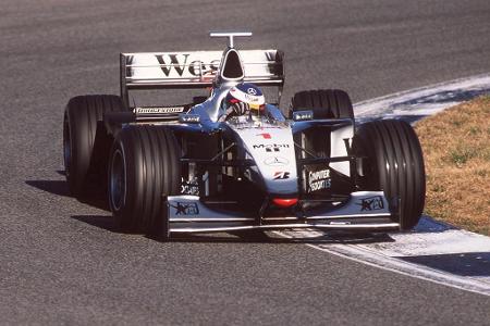 Der fliegende Finne tritt das Erbe von Villeneuve an und rast in seinem McLaren-Mercedes 1998 und 1999 zum WM-Titel. In dies...