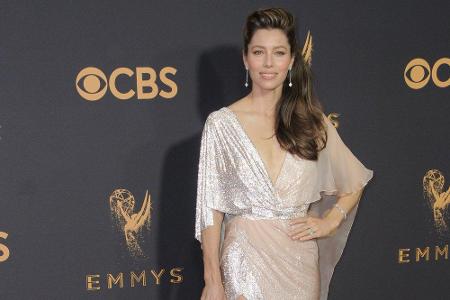 Jessica Biel versprühte bei den Emmys Hollywood-Glamour in einer Glitzerrobe von Ralph & Russo. Der hohe Beinschlitz sorgte ...