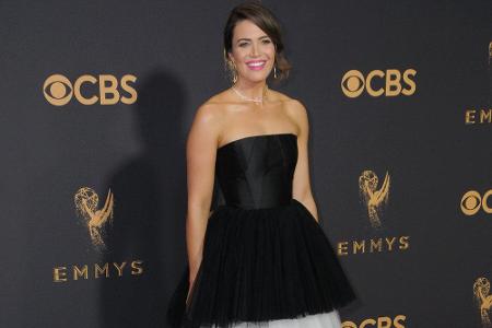 Mandy Moore erregte in einer schwarz-weißen Glamour-Robe von Carolina Herrera Aufsehen. Besonderer Hingucker: Die abgestufte...