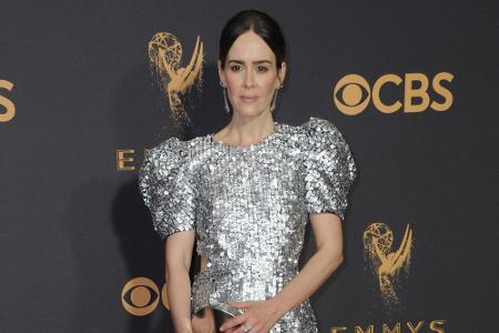 Sarah Paulson trug ein Paillettenkleid, das durch die schaurigen Puffärmel leider zum Fashion-Flop wurde.