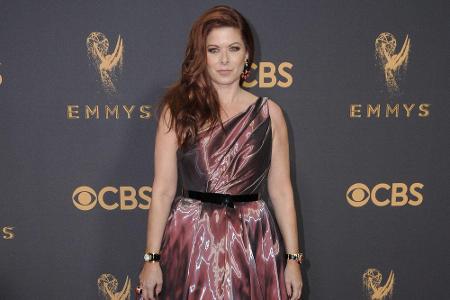 Der Stoff aus dem Debra Messings Emmy-Kleid gefertigt war, reflektierte so stark, dass die Robe leider nach billigem Plasti...