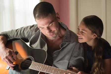 Jon Bernthal und Nicolette Pierini in 