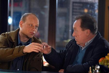 Bernd Michael Lade (l.) und Peter Sodann trinken in dem 