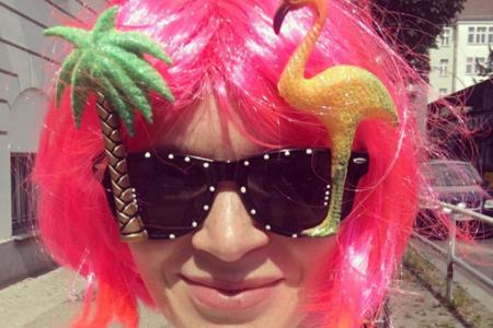 Karoline Herfurth hat sich mit pinker Perücke und wild verzierter Sonnenbrille für einen Jungesellinnenabschied verkleidet. ...