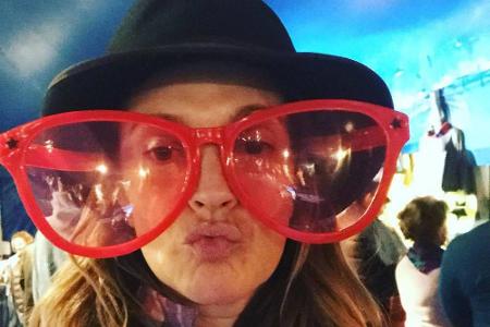 Völlig uneitel mit Scherzbrille und Melone fotografierte sich Drew Barrymore bei einem Zirkusbesuch mit ihren Kindern.