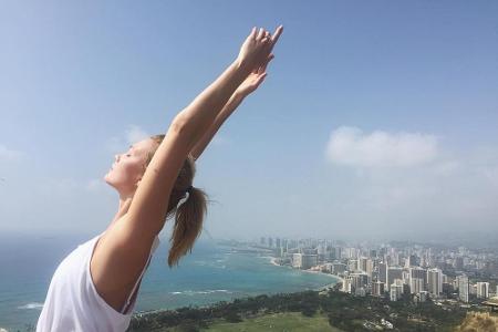 Model Karlie Kloss (24) praktiziert Yoga gerne an der frischen Luft: hier eine Rückwärtsbeuge.