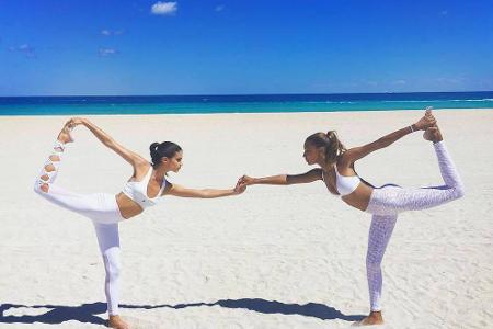 Sara Sampaio (25, l.) macht am Strand von Miami Partner-Yogaübungen mit ihrer Modelkollegin Jasmine Tookes (26).