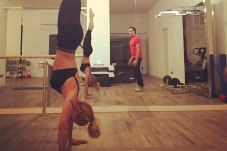 Nach langem Üben beherrscht Michelle Hunziker (40) den Handstand einwandfrei.