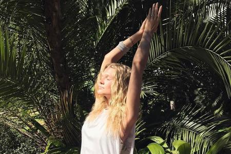 Das deutsche Model Toni Garrn (24) stärkt ihren Körper mit einer Rückbeuge und einer ordentlichen Portion Sonne.