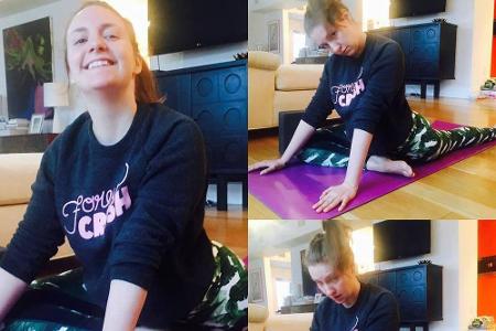 Schauspielerin Lena Dunham (30) verbringt zuhause Zeit auf ihrer Yoga-Matte.