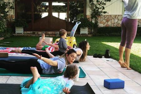 Auch für Kinder ist Yoga bestens geeignet: Drew Barrymore (42) versucht da Überzeugungsarbeit zu leisten.