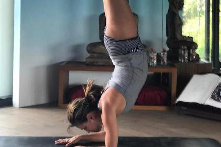 Schauspielerin Eva Longoria (42) übt auf ihrer Yogamatte den Vorarmstand.