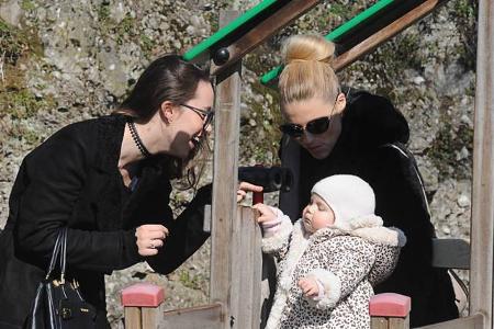 ...ist Aurora längst von der Tochter zur Babysitterin ihrer Eltern mutiert und kann sichtlich gut mit ihren kleinen Geschwis...