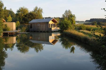 Idylle am Natursee: das Wasserhaus vom Hofgut Hafnerleiten