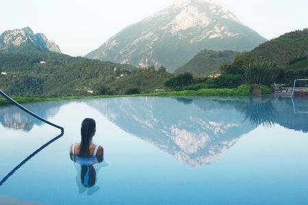 Traumhafte Aussichten: der Indoor-Outdoor-Pool des Lefay Resort