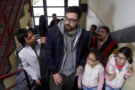 Als Johnny Sophias Eltern einlädt, kommen nicht nur Mama und Papa zu Besuch, sondern auch Bruder und Schwestern, Onkel, Tant...