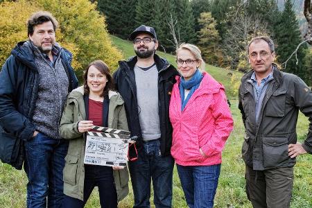 Eva Löbau (2.v.l.) und Hans-Jochen Wagner (l.) bei den Dreharbeiten zum Schwarzwald-