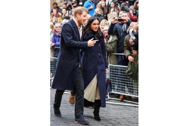...die perfekt abgestimmten Looks von Harry und Meghan. Royales Blau und Beige an beiden. Das konnte sich schon mal sehen la...