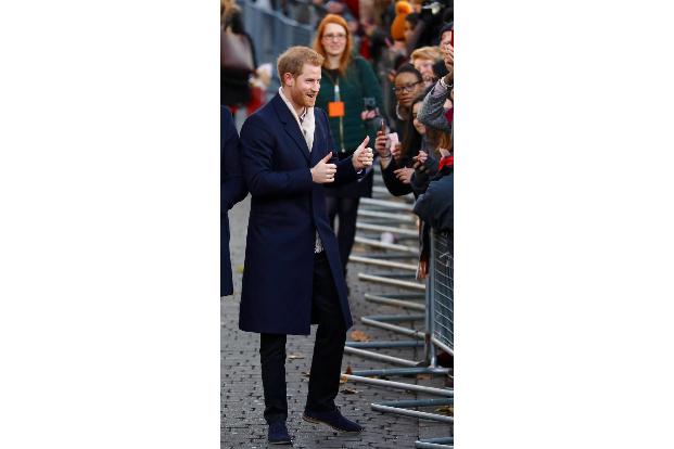 ...dürfte nicht nur Prinz Harry überzeugt haben. Es waren unzählige Menschen gekommen, um einen ersten Blick auf die zukünft...