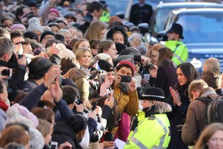 ...in Nottingham wirklich, wirklich viele Menschen hinter der Absperrung Platz nahmen, um einen Blick auf die baldige Royal ...