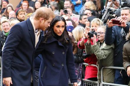 ...Meghan Markle und vor allem liebt sie Prinz Harry. Das sollte wohl vorerst das Wichtigste sein...
