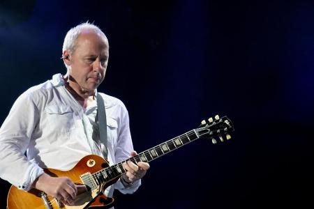 Mark Knopfler (68), Mitgründer der Dire Straits, bei einem Auftritt in Amsterdam. Er zählt zu den Musikern mit den meisten P...