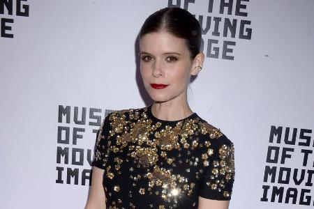 Kate Mara setzt auf die Klassiker-Kombi aus Rot und Gold