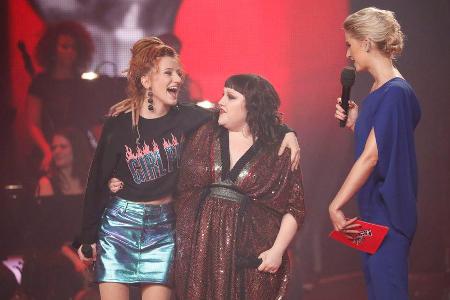 Natia Todua (l.) zusammen mit ihrer Duett-Partnerin Beth Ditto (M.) und Moderatorin Lena Gercke