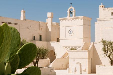 Mittelpunkt des Resort-Dorfes Borgt Egnazia: La Piazza