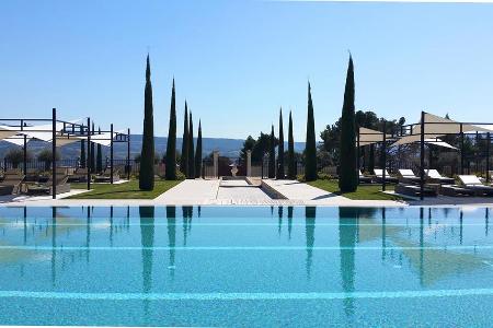 Entspannende Aussichten vom Pool auf die Landschaft der Provence