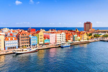 Jeder kennt ihn, den blauen Likör mit Orangengeschmack. Doch nicht nur die berühmte Spirituose Curaçao ist ein blaues Wunder...