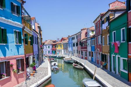 Eigentlich sind die venezianischen Inseln Burano und Murano für ihre Glaskunst berühmt. Zarter Glasschmuck findet jedes Jahr...
