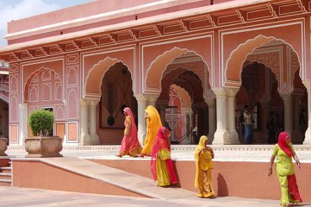 Ein Königreich für ein bisschen Rosa! Gesagt, getan... Zu Ehren der Ankunft von Prinz Edward befahl der Herrscher von Jaipur...