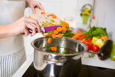 Das Kochtopf-Malheur: Die Gute wollte ihrem geliebten Mann nur etwas Leckeres kochen. Dabei versenkte sie ihr iPhone leider ...