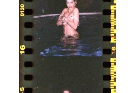 Wurden diese Fotos auch im Pool während der Urlaubstage geschossen? Rita Ora (26) weiß es nicht mehr. 