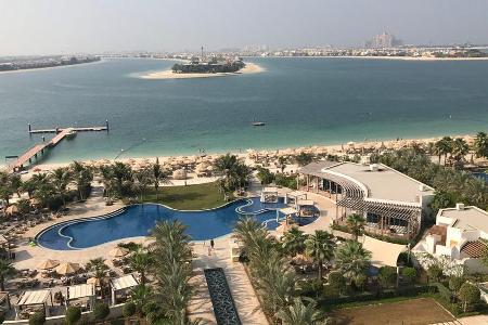 Eindrucksvoller Blick vom Waldorf Astoria auf die Skyline der Dubai Marina