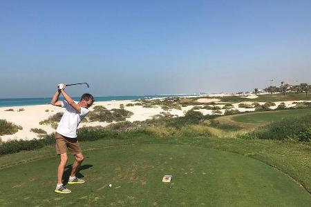 Viel Wüstensand im Spiel: Abschlag in Saadiyat