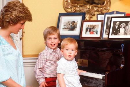 Prinzessin Diana sitzt im Kensington Palace mit ihren Söhnen William und Harry am Klavier.