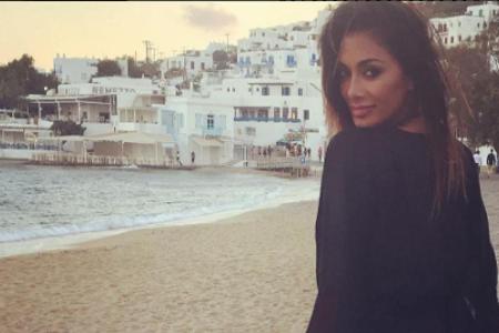 Beim Strandspaziergang am Abend trägt Nicole Scherzinger lieber ein luftiges Sommerkleid