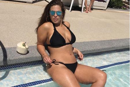 Plus-Size-Model Ashley Graham setzt ihre Kurven in einem schwarzen Zweiteiler in Szene.