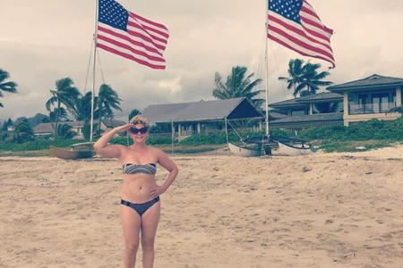Amy Schumers Bikini-Bild hat dagegen Seltenheitswert: Den vierten Juli feierte sie am Strand.