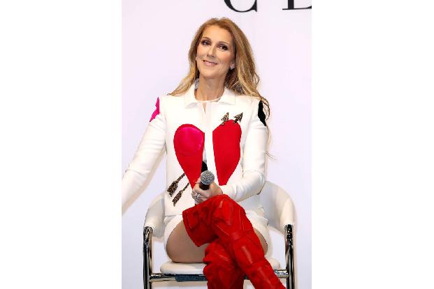 ...die Zeiten von Céline Dion also mit fast 50 vorbei, in denen sie modisch einfach immer nur auf Nummer sicher ging? So ken...