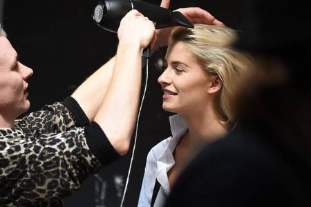 ...wird Lena auf der ganzen Welt gebucht und ständig professionell gestylt - wie auch beim Shooting für Joop!. Auch aus dies...
