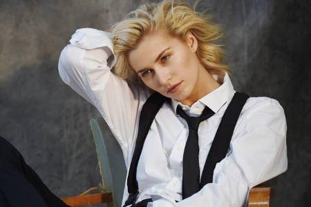 ...ob privat in Jeans und Turnschuhen oder professionell in Krawatte und Männerhemd - eine Lena Gercke sieht einfach immer u...