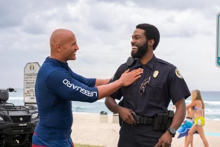 Yahya Abdul-Mateen II (r.) hat als Garner so seine Mühe, Mitch und sein Team davon abzuhalten, sich in Polizeiangelegenheite...