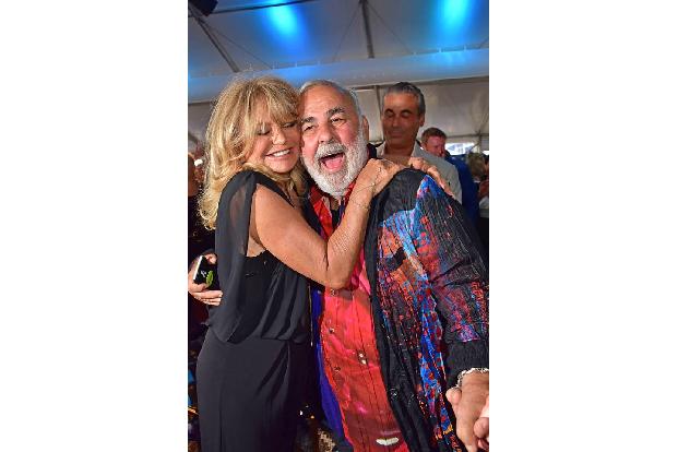 ...die liebe Goldie ist eben auch ein richtiges Goldstück. Mit Starfriseur Udo Walz ging sie auf Kuschelkurs. Richtig gute L...